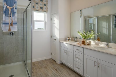 Lincoln Primary Bath. Brixton New Homes in Saint Cloud, FL